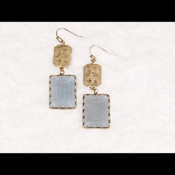 🌸 NWT!! Dangle earrings - Picture 2 of 2